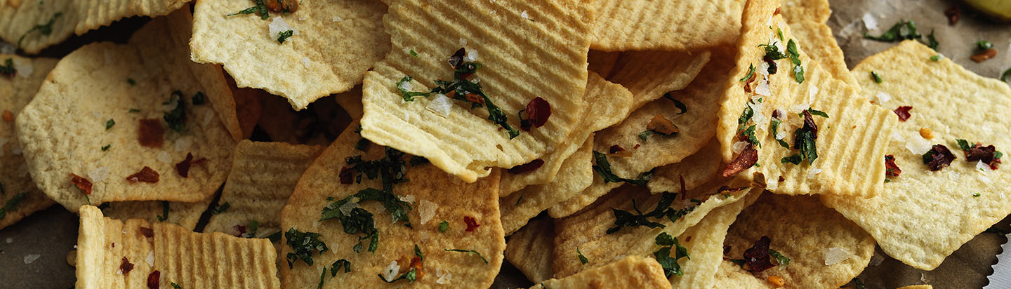 Ridge-cut potato crisps with sea salt and herbs