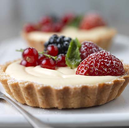 Dessert tart with a cream filling and fruit topping