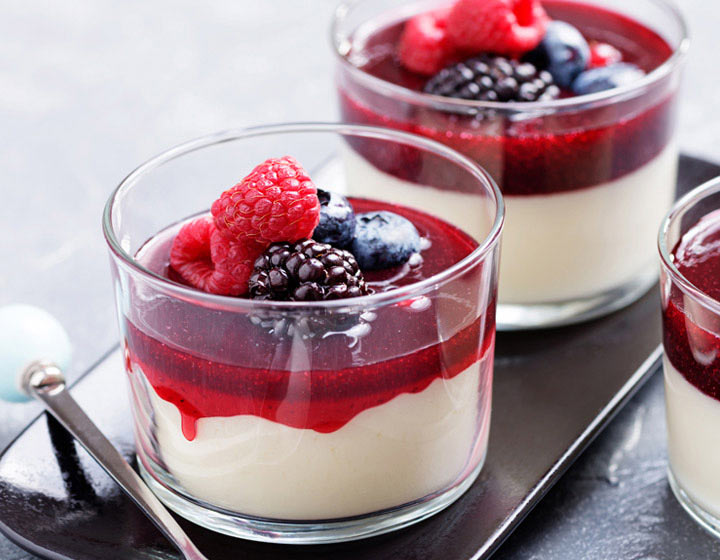 Clean label pudding cup with berries and syrup