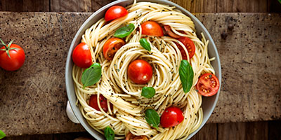 Bowl of healthy spaghetti with tomato