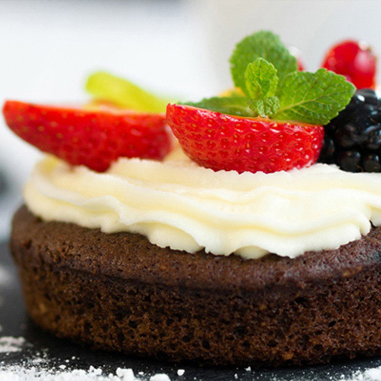 Sugar-reduced cake with berries