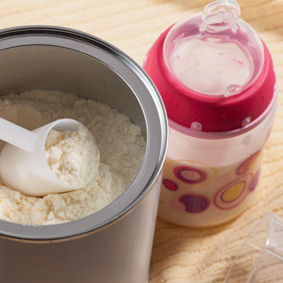 Infant_formula_powder_pink-bottle_scoop_RR
